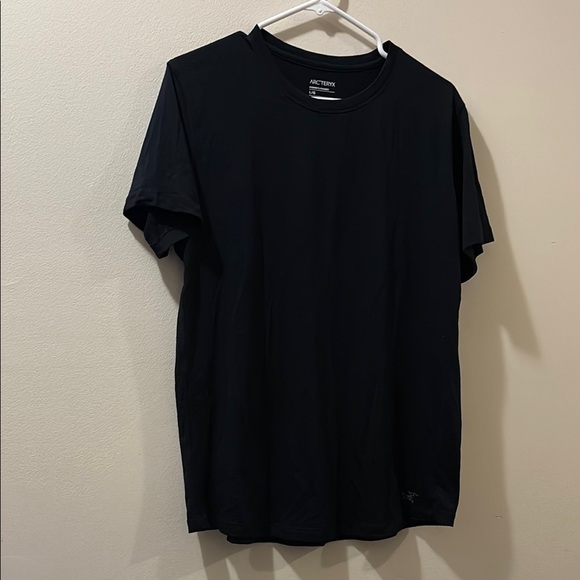 Arc'teryx Black Short Sleeve Tee for Effortless Style - women’s large